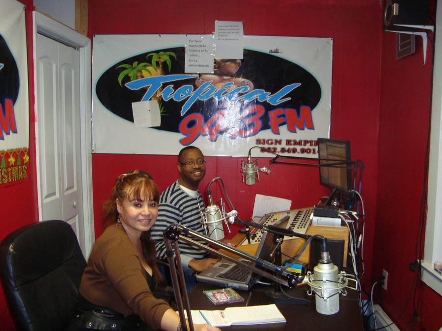 entrevista Radio tropical 94.3 FM en la Ciudad de Paterson New Jersey  USA. programa conducido por el carismtico Rafael Vida por su tema icono Cumbia Inmigrante.jpg